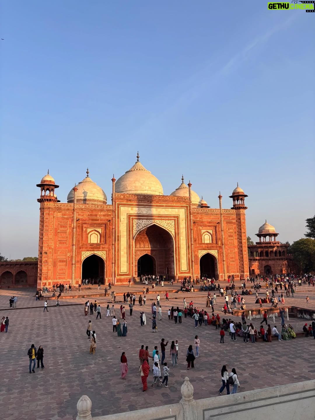 Camila Raznovich - 4.9K Likes - Her Majesty…. The Taj Mahal. #india #december25 #familytravel
