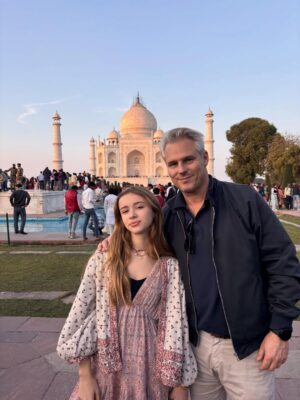 Camila Raznovich Instagram - Her Majesty…. The Taj Mahal. #india #december25 #familytravel