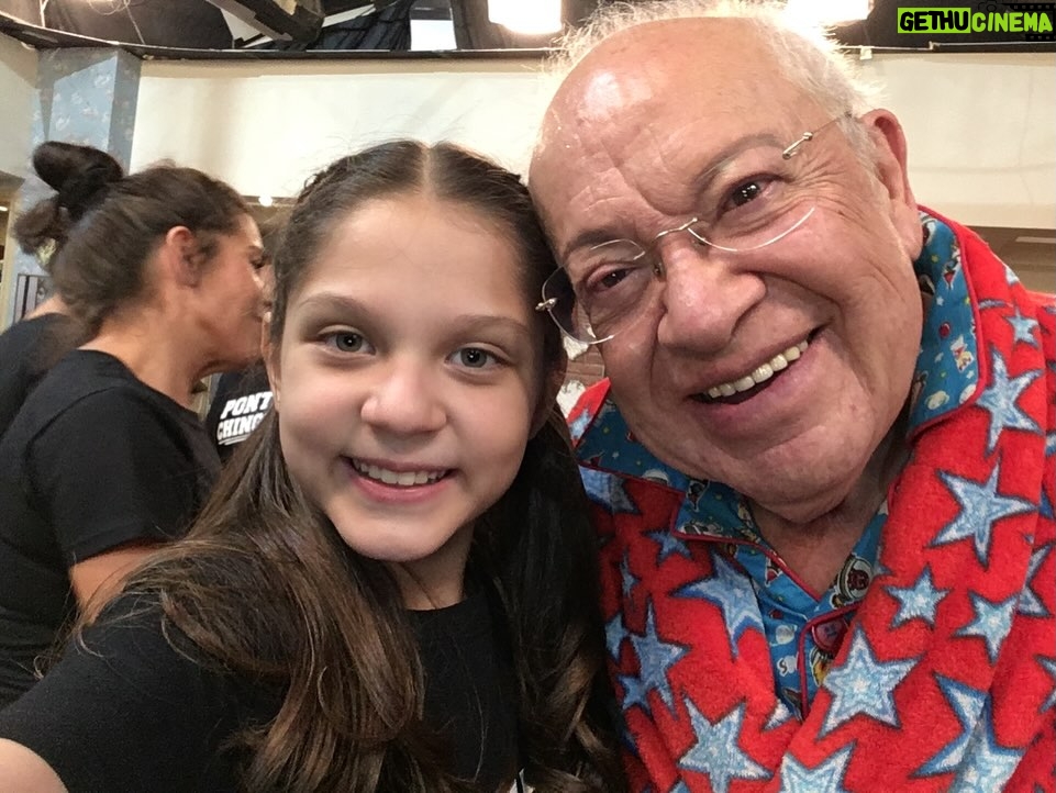 Camila Rivas - 292.5K Likes - Vuela muy alto, mi querido Lalito…
Qué privilegio tan grande fue coincidir contigo, compartir escena y aprender de tu enorme talento y de tu corazón tan bonito. Cada momento a tu lado se sentía ligero, lleno de risa, de entrega y de esa energía que sólo tú sabías dar. Me quedo con tu luz y con tu bondad. 

Hoy el cielo está de fiesta, porque llegó alguien que realmente sabía brillar desde adentro. Aquí en la tierra tu ausencia se siente, pero tu esencia se queda, se queda en cada recuerdo, en cada anécdota, en cada persona que tuvo la suerte de conocerte.

Te abrazo con el alma, con todo mi cariño y con una gratitud infinita por lo vivido. Gracias por tanto, mi Lalito. Siempre en mi corazón. ¡GENIAAAAAAL! 🙏🏻🤍🕊️✨