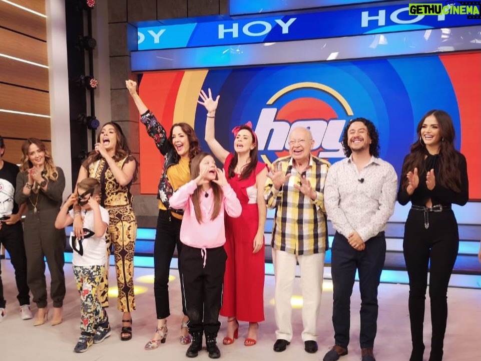 Camila Rivas - 292.5K Likes - Vuela muy alto, mi querido Lalito…
Qué privilegio tan grande fue coincidir contigo, compartir escena y aprender de tu enorme talento y de tu corazón tan bonito. Cada momento a tu lado se sentía ligero, lleno de risa, de entrega y de esa energía que sólo tú sabías dar. Me quedo con tu luz y con tu bondad. 

Hoy el cielo está de fiesta, porque llegó alguien que realmente sabía brillar desde adentro. Aquí en la tierra tu ausencia se siente, pero tu esencia se queda, se queda en cada recuerdo, en cada anécdota, en cada persona que tuvo la suerte de conocerte.

Te abrazo con el alma, con todo mi cariño y con una gratitud infinita por lo vivido. Gracias por tanto, mi Lalito. Siempre en mi corazón. ¡GENIAAAAAAL! 🙏🏻🤍🕊️✨