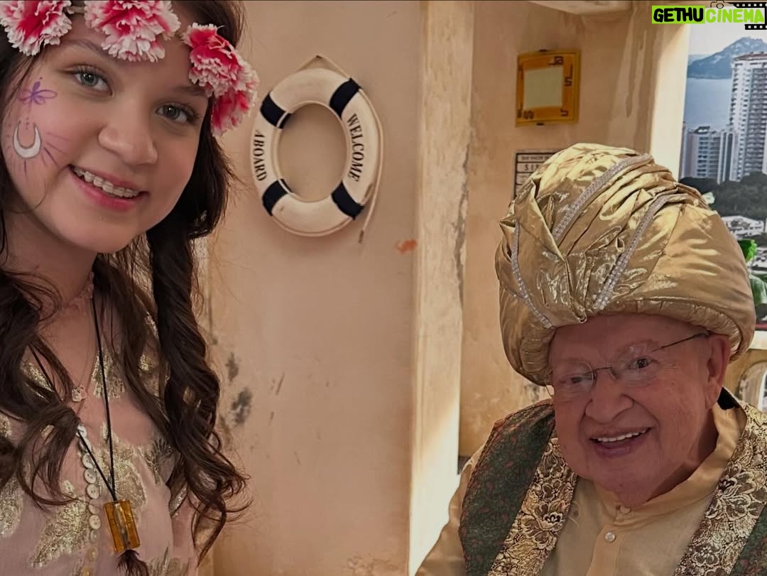 Camila Rivas - 292.5K Likes - Vuela muy alto, mi querido Lalito…
Qué privilegio tan grande fue coincidir contigo, compartir escena y aprender de tu enorme talento y de tu corazón tan bonito. Cada momento a tu lado se sentía ligero, lleno de risa, de entrega y de esa energía que sólo tú sabías dar. Me quedo con tu luz y con tu bondad. 

Hoy el cielo está de fiesta, porque llegó alguien que realmente sabía brillar desde adentro. Aquí en la tierra tu ausencia se siente, pero tu esencia se queda, se queda en cada recuerdo, en cada anécdota, en cada persona que tuvo la suerte de conocerte.

Te abrazo con el alma, con todo mi cariño y con una gratitud infinita por lo vivido. Gracias por tanto, mi Lalito. Siempre en mi corazón. ¡GENIAAAAAAL! 🙏🏻🤍🕊️✨