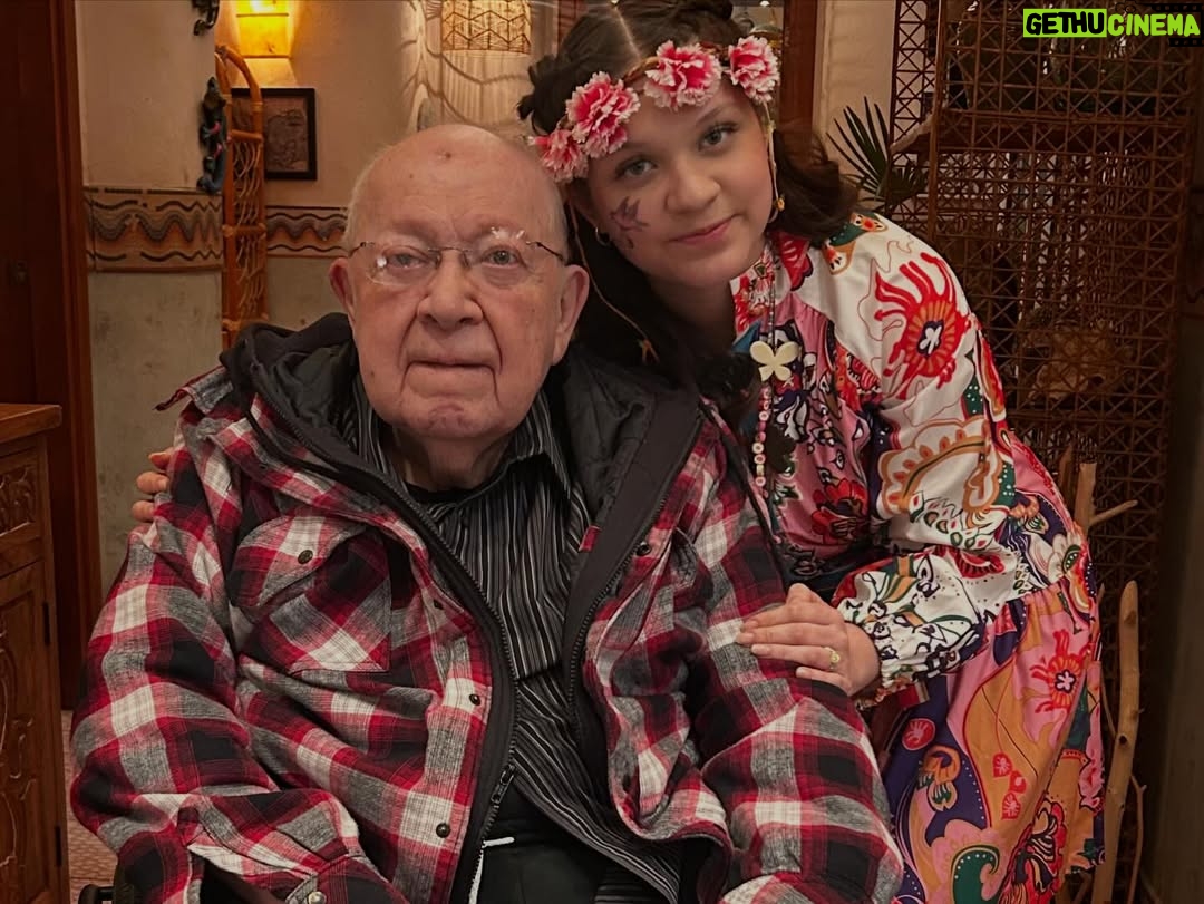Camila Rivas - 292.5K Likes - Vuela muy alto, mi querido Lalito…
Qué privilegio tan grande fue coincidir contigo, compartir escena y aprender de tu enorme talento y de tu corazón tan bonito. Cada momento a tu lado se sentía ligero, lleno de risa, de entrega y de esa energía que sólo tú sabías dar. Me quedo con tu luz y con tu bondad. 

Hoy el cielo está de fiesta, porque llegó alguien que realmente sabía brillar desde adentro. Aquí en la tierra tu ausencia se siente, pero tu esencia se queda, se queda en cada recuerdo, en cada anécdota, en cada persona que tuvo la suerte de conocerte.

Te abrazo con el alma, con todo mi cariño y con una gratitud infinita por lo vivido. Gracias por tanto, mi Lalito. Siempre en mi corazón. ¡GENIAAAAAAL! 🙏🏻🤍🕊️✨
