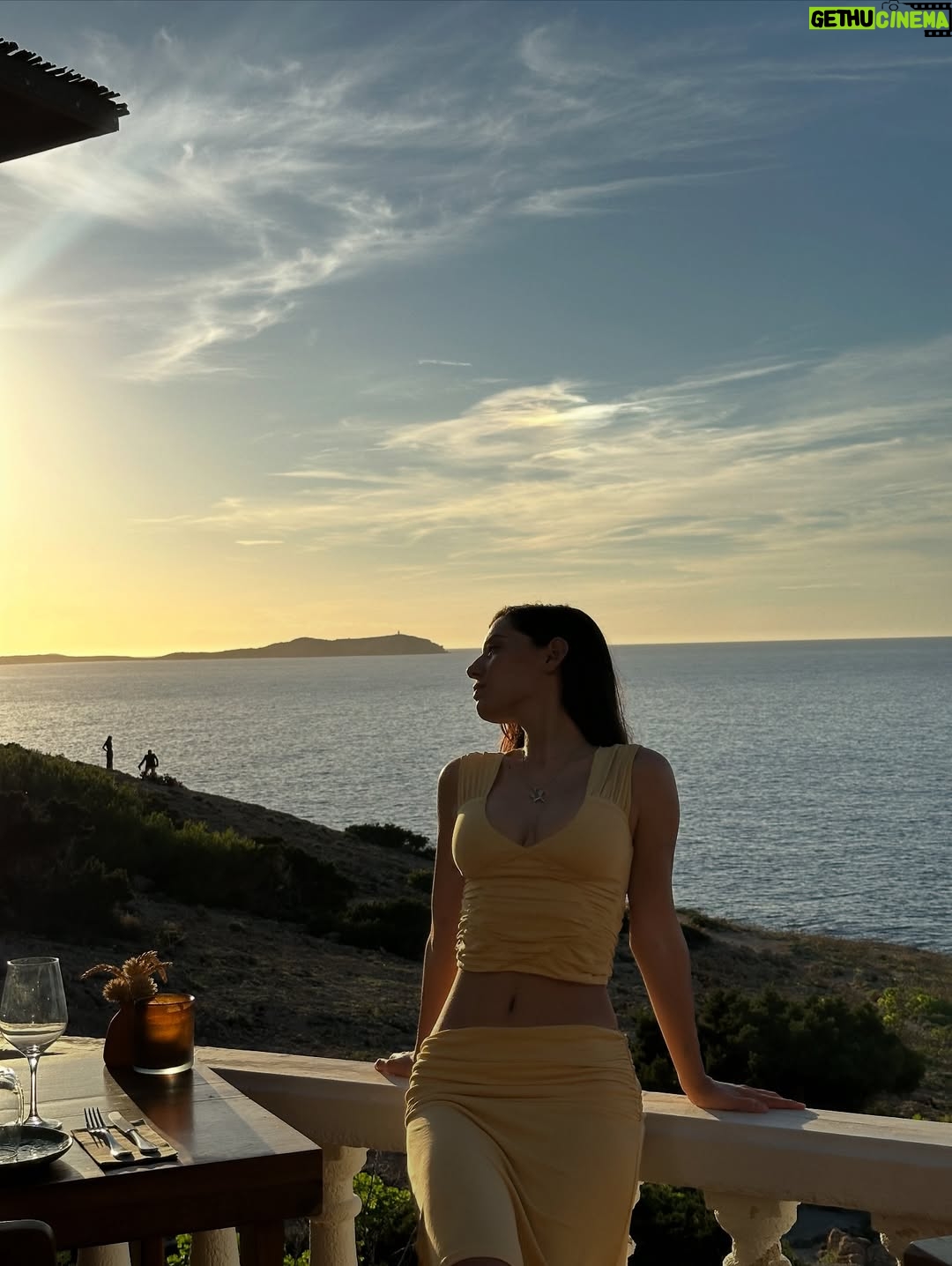 Camila Valero - 8.8K Likes - otoño que se sigue sintiendo como verano 💛
