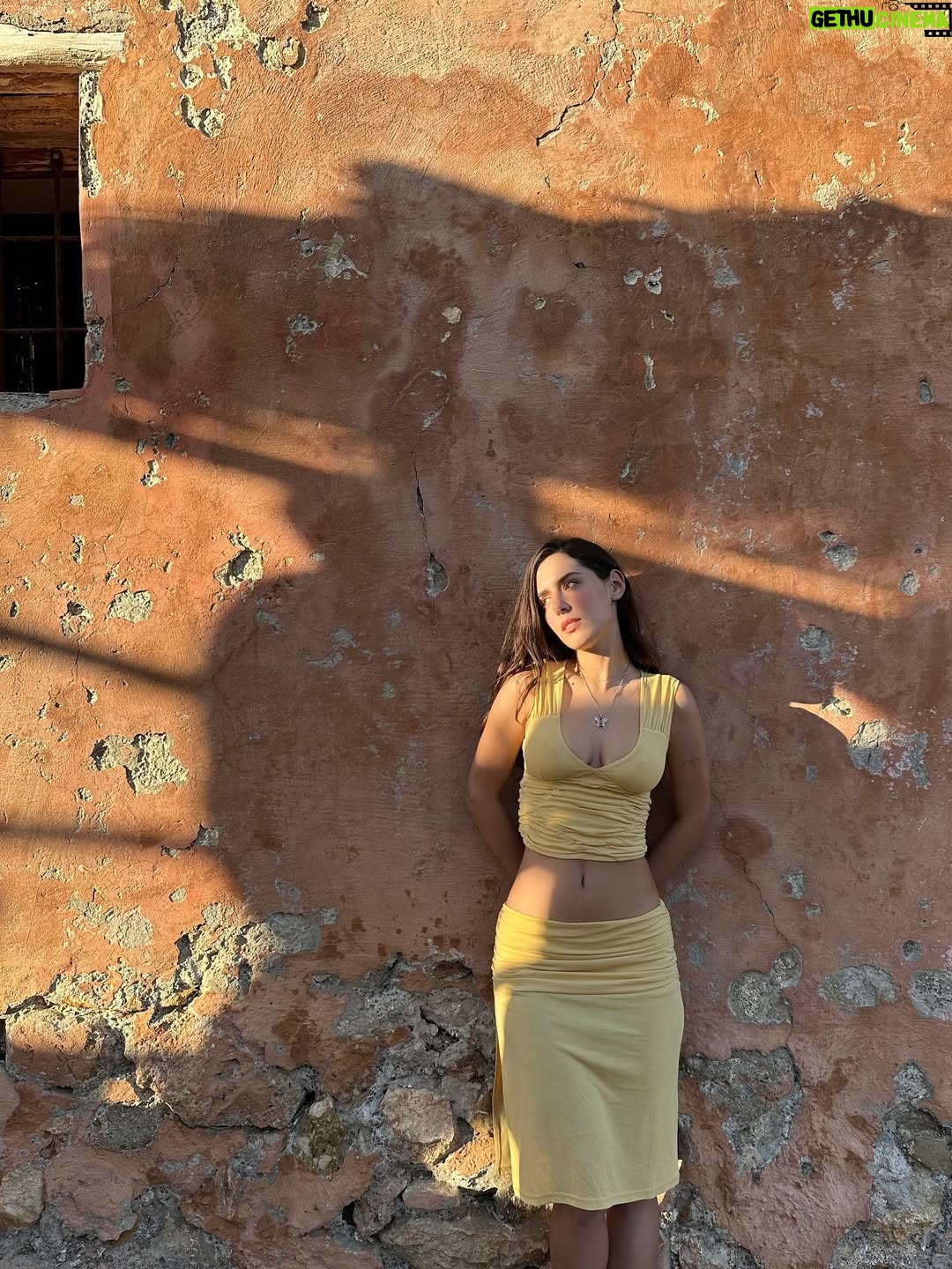 Camila Valero - 8.8K Likes - otoño que se sigue sintiendo como verano 💛
