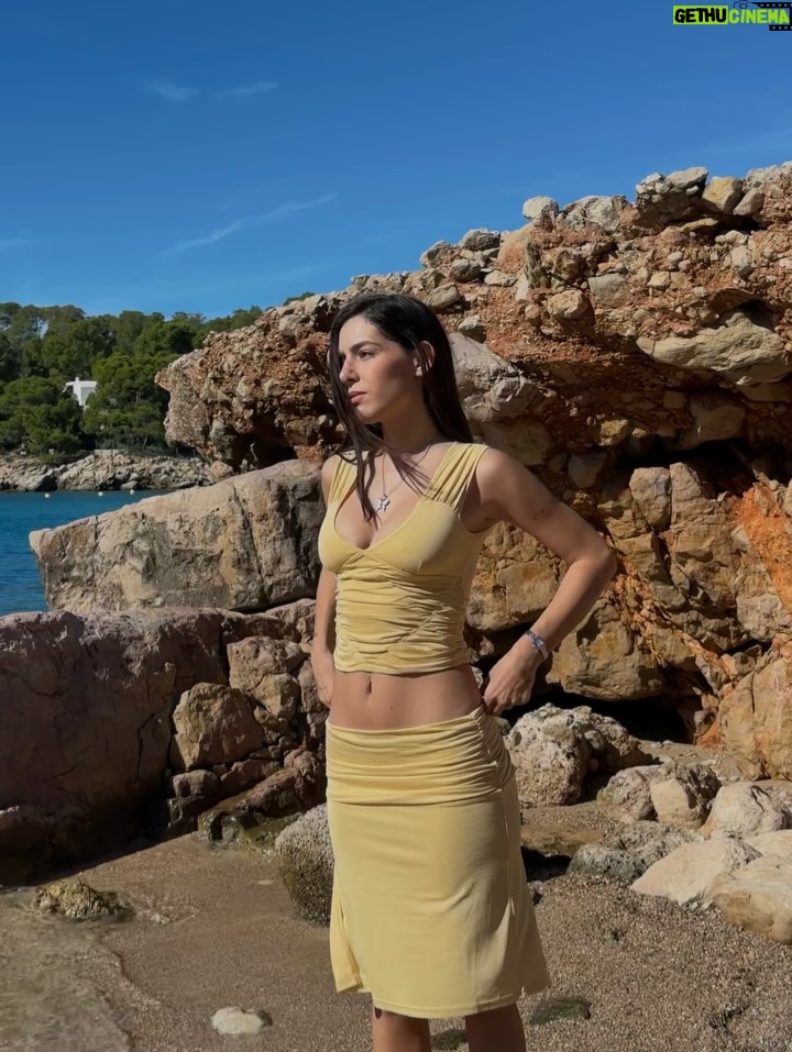 Camila Valero - 8.8K Likes - otoño que se sigue sintiendo como verano 💛