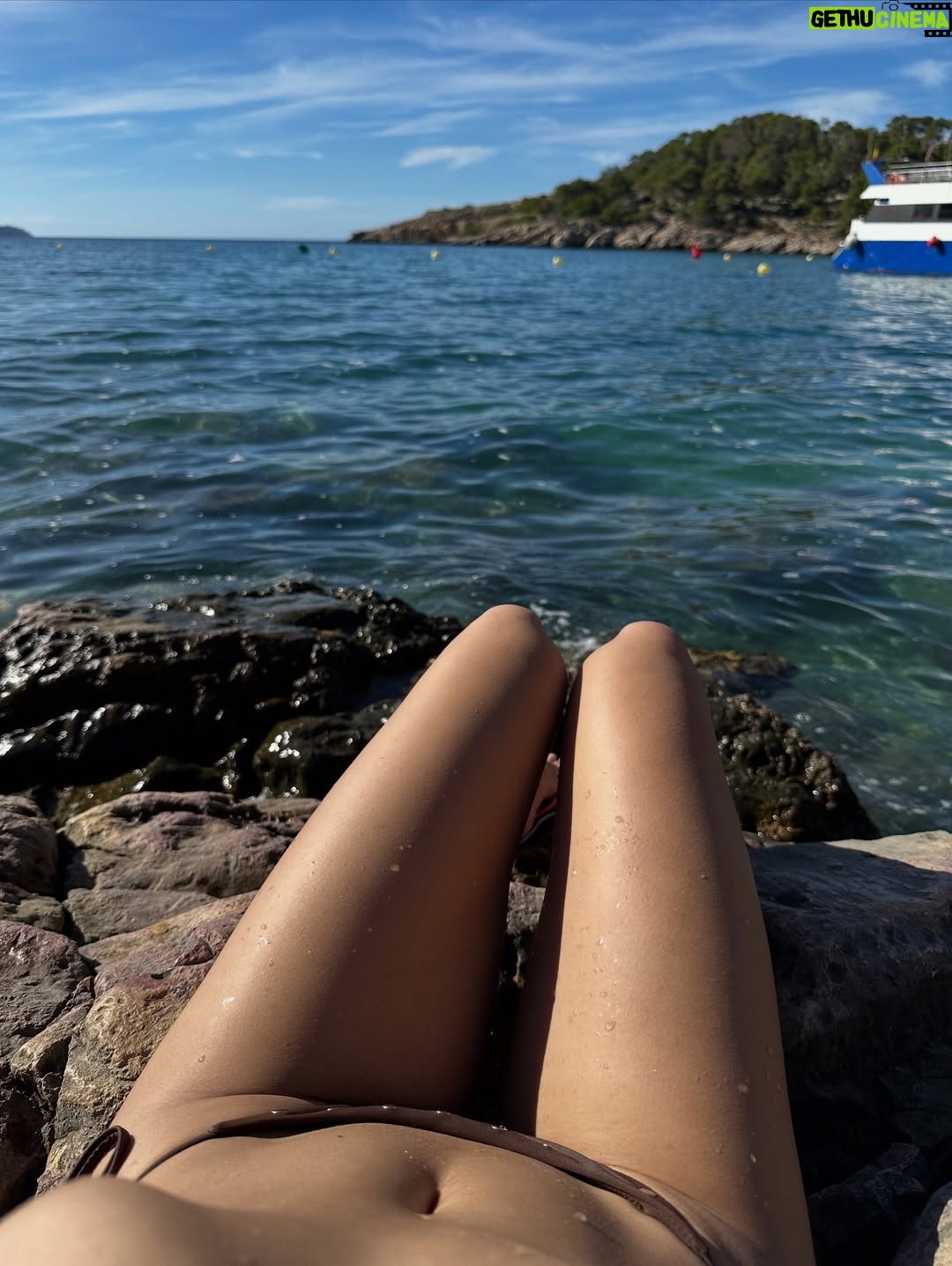 Camila Valero - 8.8K Likes - otoño que se sigue sintiendo como verano 💛