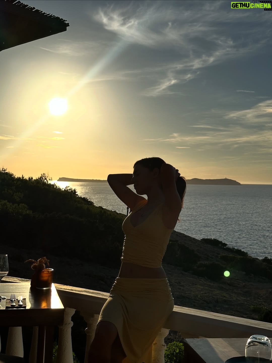 Camila Valero - 8.8K Likes - otoño que se sigue sintiendo como verano 💛
