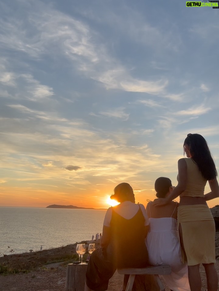 Camila Valero - 8.8K Likes - otoño que se sigue sintiendo como verano 💛