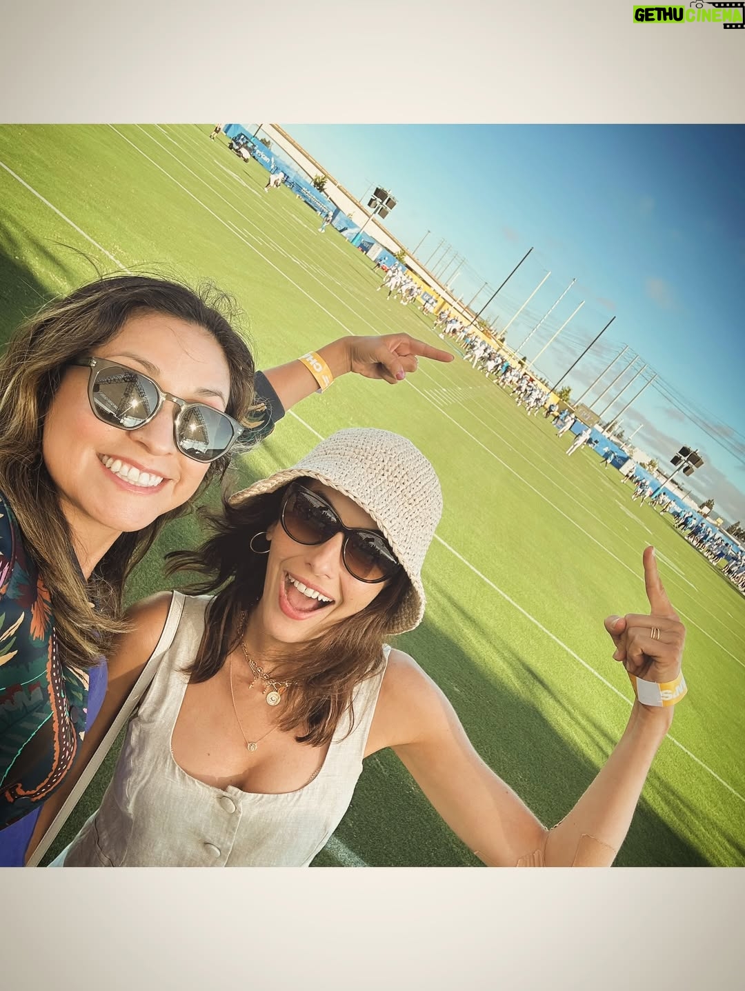 Camilla Belle - 7.4K Likes - ✌️😎 👋Sept!