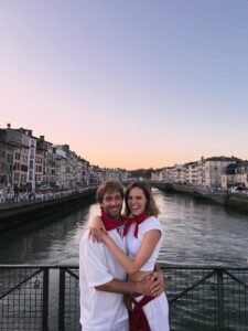 Camille Lou Instagram - C’était y’a 5 ans déjà. Que cette âme merveilleuse a croisé ma route. L’amour véritable. Pas celui qui te met de la poudre aux yeux pour du vent. Celui qui est beau même quand il est difficile. Celui qu’on choisit vraiment. Celui qui te bouleverse de l’intérieur, qui t’invite à te connaître pour de vrai, à grandir même si parfois c’est inconfortable, à t’aimer toi même avant de l’aimer lui. Merci.
Je t’aime tu sais?