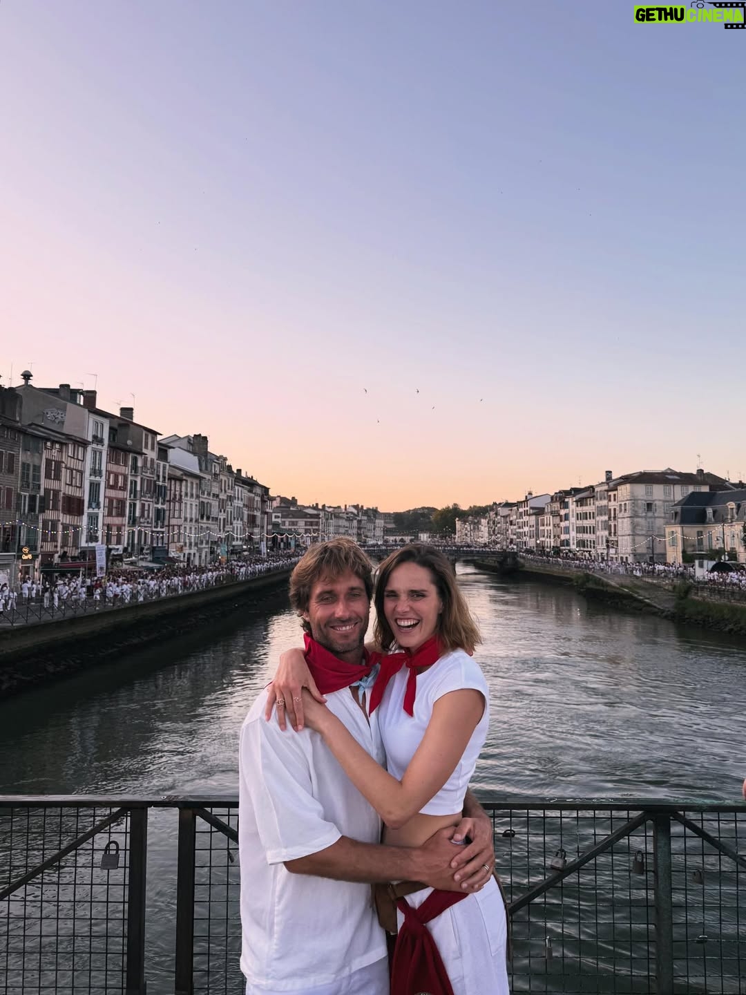Camille Lou - 36.3K Likes - C’était y’a 5 ans déjà. Que cette âme merveilleuse a croisé ma route. L’amour véritable. Pas celui qui te met de la poudre aux yeux pour du vent. Celui qui est beau même quand il est difficile. Celui qu’on choisit vraiment. Celui qui te bouleverse de l’intérieur, qui t’invite à te connaître pour de vrai, à grandir même si parfois c’est inconfortable, à t’aimer toi même avant de l’aimer lui. Merci.
Je t’aime tu sais?