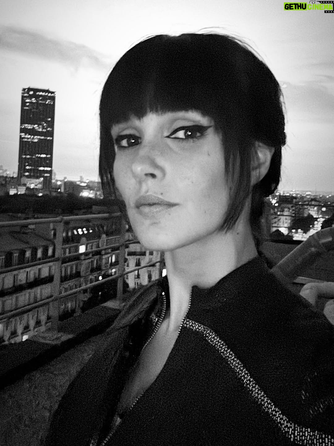 Camille Lou - 27.7K Likes - Un mélange d’amour, de passion, de famille, de persévérance, d’amitié, d’estime de soi, de doutes, de vie quoi ❤️ J’ai de la chance. 
C’est dur de s’en rappeler quand on a la tête dans le guidon, mais c’est important de pas l’oublier. Attendez, qui a inventé cette expression?