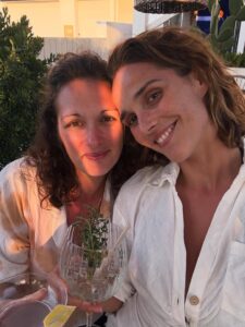 Camille Lou Instagram - Un mélange d’amour, de passion, de famille, de persévérance, d’amitié, d’estime de soi, de doutes, de vie quoi ❤️ J’ai de la chance. 
C’est dur de s’en rappeler quand on a la tête dans le guidon, mais c’est important de pas l’oublier. Attendez, qui a inventé cette expression?