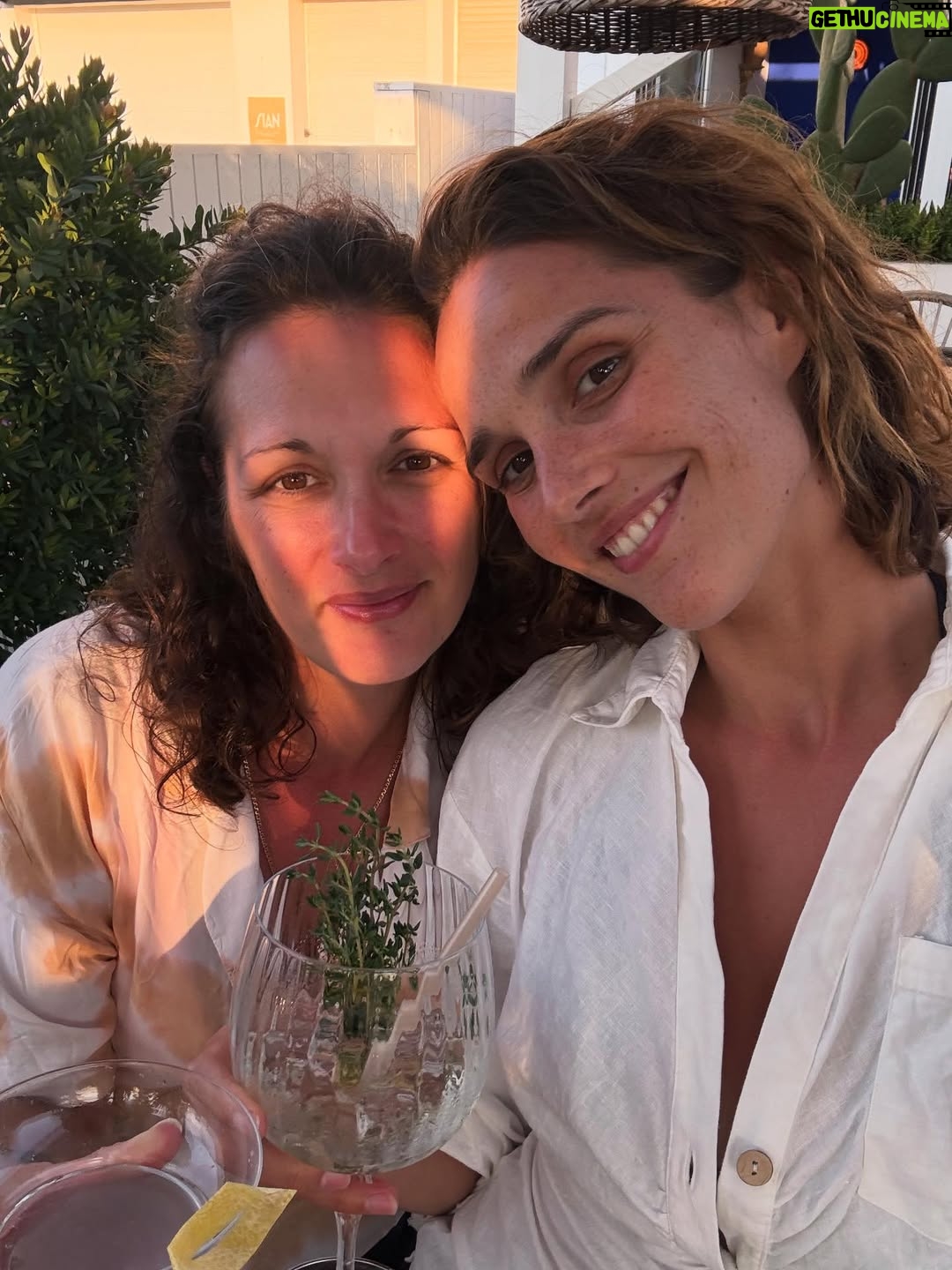 Camille Lou - 27.7K Likes - Un mélange d’amour, de passion, de famille, de persévérance, d’amitié, d’estime de soi, de doutes, de vie quoi ❤️ J’ai de la chance. 
C’est dur de s’en rappeler quand on a la tête dans le guidon, mais c’est important de pas l’oublier. Attendez, qui a inventé cette expression?