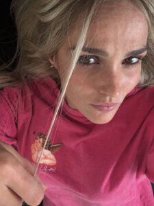 Camille Lou Instagram - Un mélange d’amour, de passion, de famille, de persévérance, d’amitié, d’estime de soi, de doutes, de vie quoi ❤️ J’ai de la chance. 
C’est dur de s’en rappeler quand on a la tête dans le guidon, mais c’est important de pas l’oublier. Attendez, qui a inventé cette expression?
