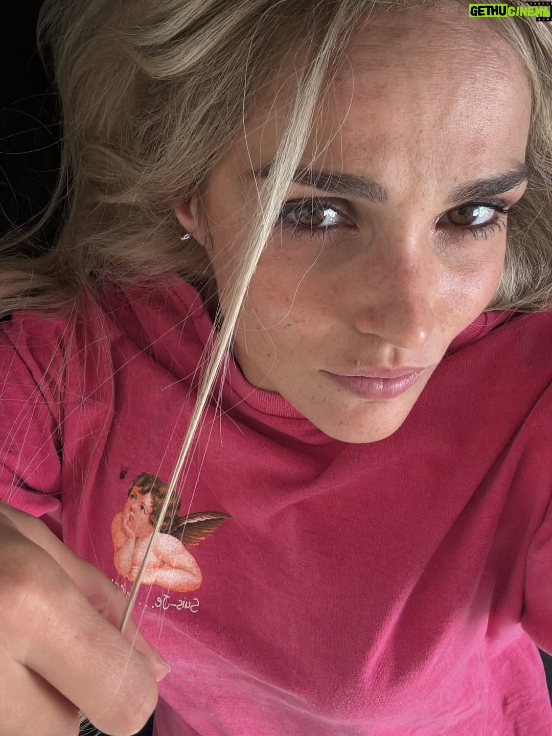 Camille Lou - 27.7K Likes - Un mélange d’amour, de passion, de famille, de persévérance, d’amitié, d’estime de soi, de doutes, de vie quoi ❤️ J’ai de la chance. 
C’est dur de s’en rappeler quand on a la tête dans le guidon, mais c’est important de pas l’oublier. Attendez, qui a inventé cette expression?