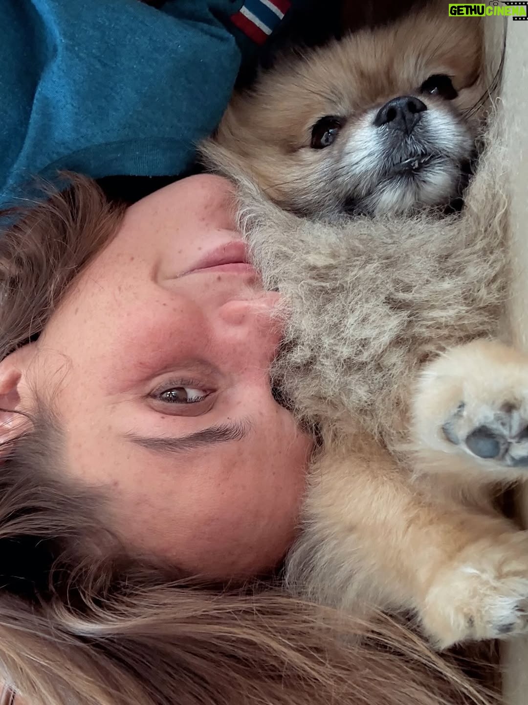 Camille Lou - 27.7K Likes - Un mélange d’amour, de passion, de famille, de persévérance, d’amitié, d’estime de soi, de doutes, de vie quoi ❤️ J’ai de la chance. 
C’est dur de s’en rappeler quand on a la tête dans le guidon, mais c’est important de pas l’oublier. Attendez, qui a inventé cette expression?