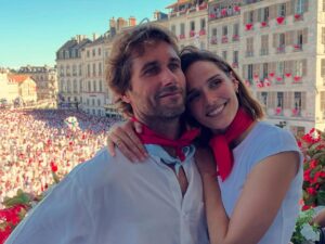 Camille Lou Instagram - Aupa Baiona 🗝️❤️ J’ai jeté une des clefs 🥹
Quel moment de folie !! Merci Henri Lauqué pour l’invitation!
@bayonnemaville  @fetes_de_bayonne  @visitbayonne 
On a ouvert les fêtes, allons les clôturer maintenant 🫶🏻