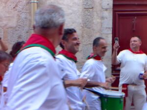 Camille Lou Instagram - Aupa Baiona 🗝️❤️ J’ai jeté une des clefs 🥹
Quel moment de folie !! Merci Henri Lauqué pour l’invitation!
@bayonnemaville  @fetes_de_bayonne  @visitbayonne 
On a ouvert les fêtes, allons les clôturer maintenant 🫶🏻