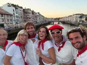 Camille Lou Instagram - Aupa Baiona 🗝️❤️ J’ai jeté une des clefs 🥹
Quel moment de folie !! Merci Henri Lauqué pour l’invitation!
@bayonnemaville  @fetes_de_bayonne  @visitbayonne 
On a ouvert les fêtes, allons les clôturer maintenant 🫶🏻