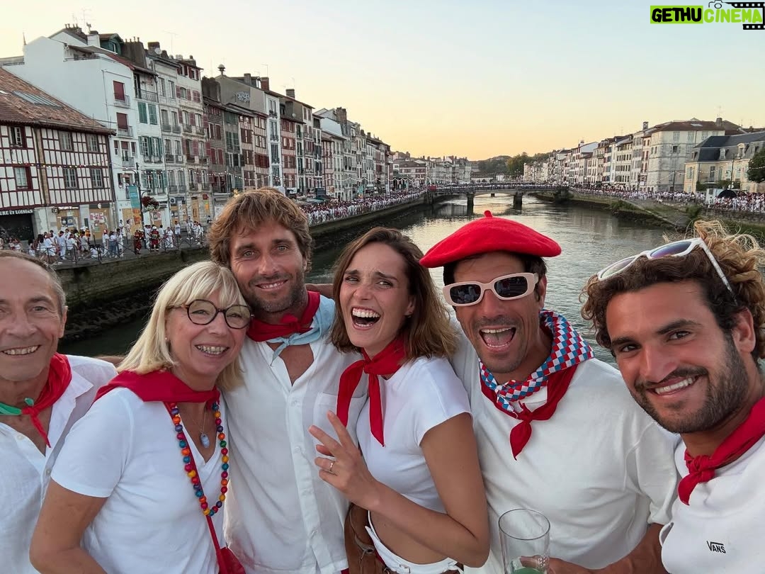 Camille Lou - 19.6K Likes - Aupa Baiona 🗝️❤️ J’ai jeté une des clefs 🥹
Quel moment de folie !! Merci Henri Lauqué pour l’invitation!
@bayonnemaville  @fetes_de_bayonne  @visitbayonne 
On a ouvert les fêtes, allons les clôturer maintenant 🫶🏻