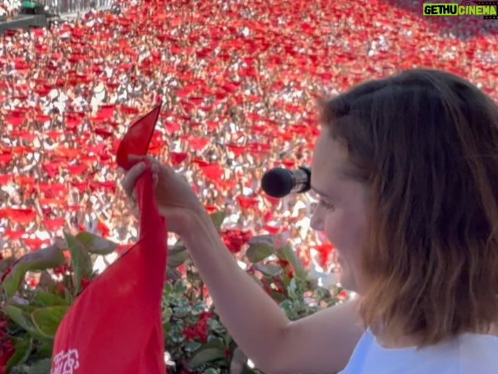 Camille Lou - 19.6K Likes - Aupa Baiona 🗝️❤️ J’ai jeté une des clefs 🥹
Quel moment de folie !! Merci Henri Lauqué pour l’invitation!
@bayonnemaville  @fetes_de_bayonne  @visitbayonne 
On a ouvert les fêtes, allons les clôturer maintenant 🫶🏻
