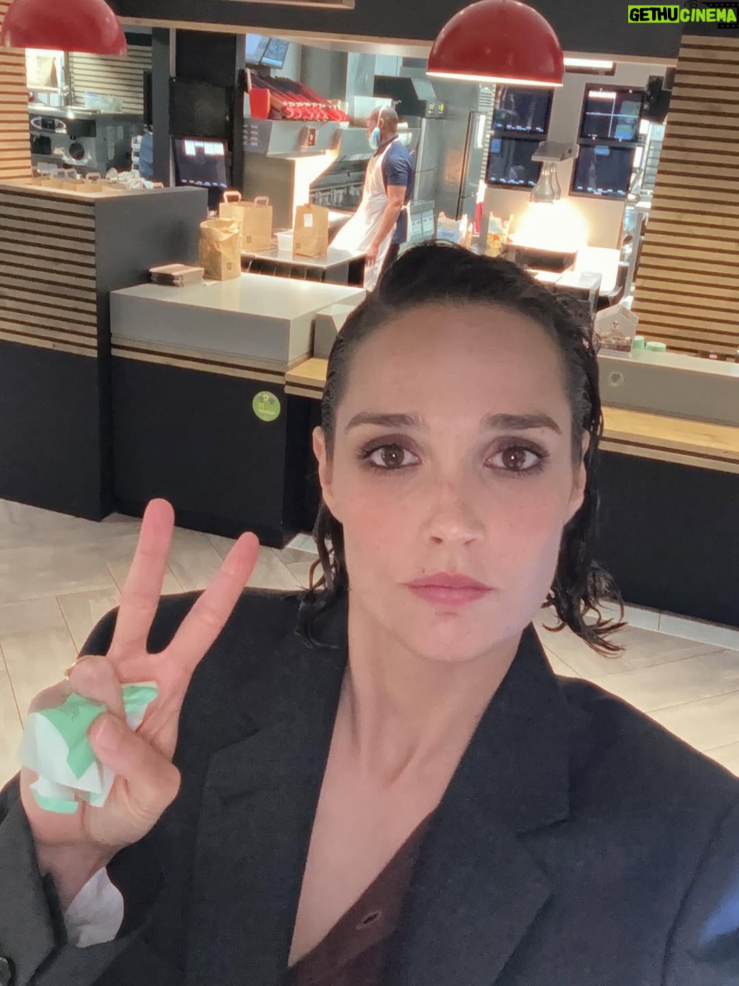 Camille Lou - 13K Likes - OMEGA 🖤✨
Merci @omega pour cette belle soirée ! #AquaTerra
Beauty team de folie @fredmarin_makeupartist @alexandrinepiel @melanie_slamat (poke @livystudio 🫶🏻)
Partner @simonehrlacher 🔥
Un peu l’impression de vivre dans un film ces derniers temps 🥹