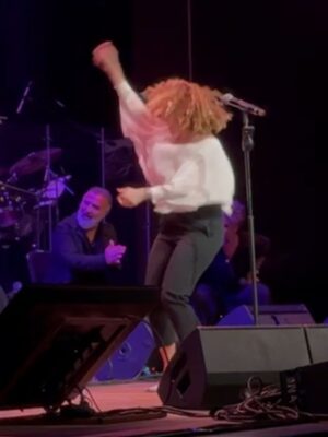 Canan Ergüder Instagram - Birinci fotoğraf dışında diğer fotoğraflar  @seymenkagnicioglu ' na ait. Ama sanırım birincisi dün akşamki konserde hissettiklerimi en perdesiz haliyle yansıtıyor. Çocuklar gibi şendim. Mesleki olarak kendimi her zaman daha fazla geliştirmeye çalıştığım bu yeni yolda yolumun açık olması kendi adıma en çok istediklerimden çünkü çoooook zevkli. Orada olan herkese bu büyüyü bize yaşattıkları için çok teşekkür ederim. Ama en başta çok sevgili @enistesigelmis @firatikisivri ve bütün @barabarofficial 'a son gaz devam etmeme verdikleri destek için yüreğimden teşekkür ediyorum. Bana bu kapıyı açtığınız için sonsuz minnettarım . @serkanpolat.official @tassozgur @sibelaltan @ciihantanriverdii @onuraydemirs