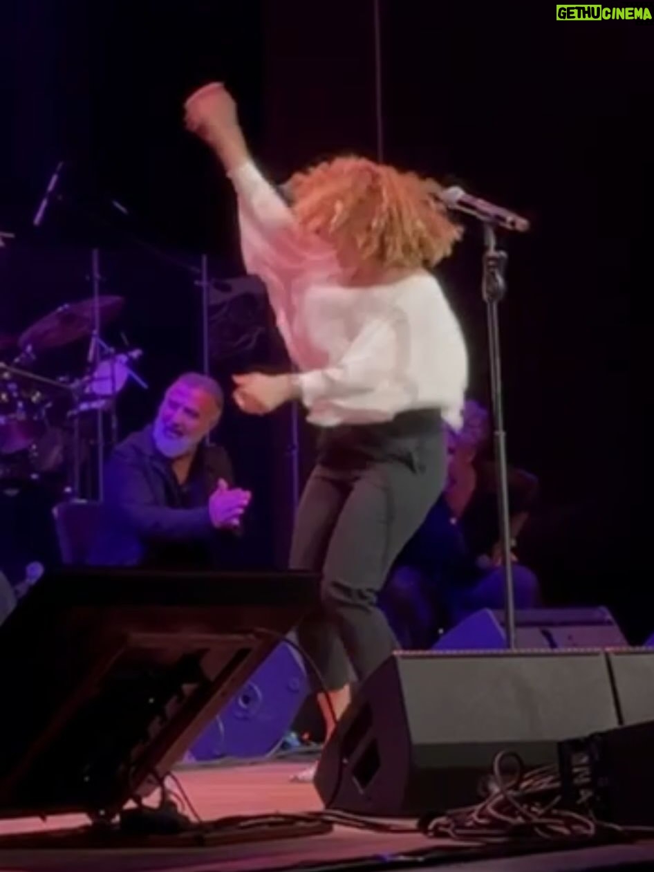 Canan Ergüder - 10.1K Likes - Birinci fotoğraf dışında diğer fotoğraflar  @seymenkagnicioglu ' na ait. Ama sanırım birincisi dün akşamki konserde hissettiklerimi en perdesiz haliyle yansıtıyor. Çocuklar gibi şendim. Mesleki olarak kendimi her zaman daha fazla geliştirmeye çalıştığım bu yeni yolda yolumun açık olması kendi adıma en çok istediklerimden çünkü çoooook zevkli. Orada olan herkese bu büyüyü bize yaşattıkları için çok teşekkür ederim. Ama en başta çok sevgili @enistesigelmis @firatikisivri ve bütün @barabarofficial 'a son gaz devam etmeme verdikleri destek için yüreğimden teşekkür ediyorum. Bana bu kapıyı açtığınız için sonsuz minnettarım . @serkanpolat.official @tassozgur @sibelaltan @ciihantanriverdii @onuraydemirs