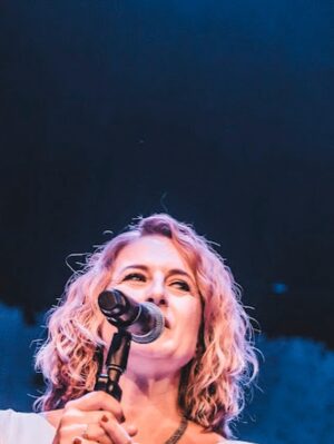 Canan Ergüder Instagram - Birinci fotoğraf dışında diğer fotoğraflar  @seymenkagnicioglu ' na ait. Ama sanırım birincisi dün akşamki konserde hissettiklerimi en perdesiz haliyle yansıtıyor. Çocuklar gibi şendim. Mesleki olarak kendimi her zaman daha fazla geliştirmeye çalıştığım bu yeni yolda yolumun açık olması kendi adıma en çok istediklerimden çünkü çoooook zevkli. Orada olan herkese bu büyüyü bize yaşattıkları için çok teşekkür ederim. Ama en başta çok sevgili @enistesigelmis @firatikisivri ve bütün @barabarofficial 'a son gaz devam etmeme verdikleri destek için yüreğimden teşekkür ediyorum. Bana bu kapıyı açtığınız için sonsuz minnettarım . @serkanpolat.official @tassozgur @sibelaltan @ciihantanriverdii @onuraydemirs
