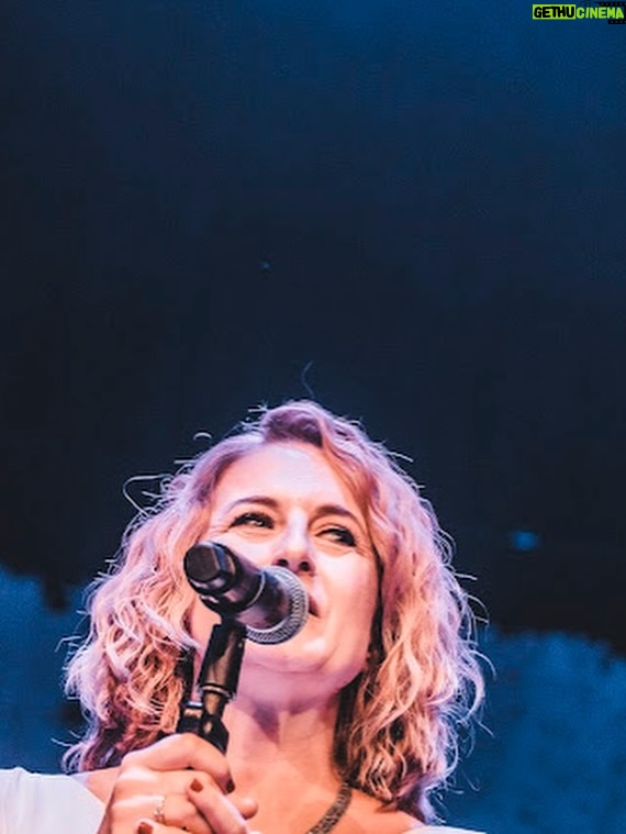 Canan Ergüder - 10.1K Likes - Birinci fotoğraf dışında diğer fotoğraflar  @seymenkagnicioglu ' na ait. Ama sanırım birincisi dün akşamki konserde hissettiklerimi en perdesiz haliyle yansıtıyor. Çocuklar gibi şendim. Mesleki olarak kendimi her zaman daha fazla geliştirmeye çalıştığım bu yeni yolda yolumun açık olması kendi adıma en çok istediklerimden çünkü çoooook zevkli. Orada olan herkese bu büyüyü bize yaşattıkları için çok teşekkür ederim. Ama en başta çok sevgili @enistesigelmis @firatikisivri ve bütün @barabarofficial 'a son gaz devam etmeme verdikleri destek için yüreğimden teşekkür ediyorum. Bana bu kapıyı açtığınız için sonsuz minnettarım . @serkanpolat.official @tassozgur @sibelaltan @ciihantanriverdii @onuraydemirs