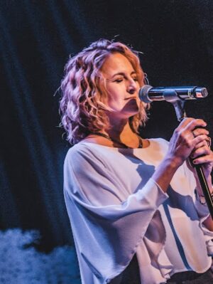 Canan Ergüder Instagram - Birinci fotoğraf dışında diğer fotoğraflar  @seymenkagnicioglu ' na ait. Ama sanırım birincisi dün akşamki konserde hissettiklerimi en perdesiz haliyle yansıtıyor. Çocuklar gibi şendim. Mesleki olarak kendimi her zaman daha fazla geliştirmeye çalıştığım bu yeni yolda yolumun açık olması kendi adıma en çok istediklerimden çünkü çoooook zevkli. Orada olan herkese bu büyüyü bize yaşattıkları için çok teşekkür ederim. Ama en başta çok sevgili @enistesigelmis @firatikisivri ve bütün @barabarofficial 'a son gaz devam etmeme verdikleri destek için yüreğimden teşekkür ediyorum. Bana bu kapıyı açtığınız için sonsuz minnettarım . @serkanpolat.official @tassozgur @sibelaltan @ciihantanriverdii @onuraydemirs