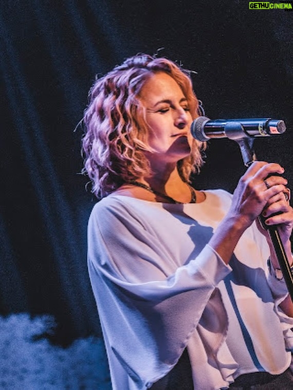Canan Ergüder - 10.1K Likes - Birinci fotoğraf dışında diğer fotoğraflar  @seymenkagnicioglu ' na ait. Ama sanırım birincisi dün akşamki konserde hissettiklerimi en perdesiz haliyle yansıtıyor. Çocuklar gibi şendim. Mesleki olarak kendimi her zaman daha fazla geliştirmeye çalıştığım bu yeni yolda yolumun açık olması kendi adıma en çok istediklerimden çünkü çoooook zevkli. Orada olan herkese bu büyüyü bize yaşattıkları için çok teşekkür ederim. Ama en başta çok sevgili @enistesigelmis @firatikisivri ve bütün @barabarofficial 'a son gaz devam etmeme verdikleri destek için yüreğimden teşekkür ediyorum. Bana bu kapıyı açtığınız için sonsuz minnettarım . @serkanpolat.official @tassozgur @sibelaltan @ciihantanriverdii @onuraydemirs