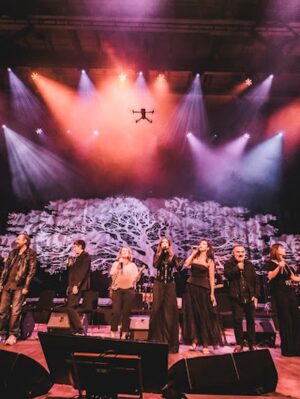 Canan Ergüder Instagram - Birinci fotoğraf dışında diğer fotoğraflar  @seymenkagnicioglu ' na ait. Ama sanırım birincisi dün akşamki konserde hissettiklerimi en perdesiz haliyle yansıtıyor. Çocuklar gibi şendim. Mesleki olarak kendimi her zaman daha fazla geliştirmeye çalıştığım bu yeni yolda yolumun açık olması kendi adıma en çok istediklerimden çünkü çoooook zevkli. Orada olan herkese bu büyüyü bize yaşattıkları için çok teşekkür ederim. Ama en başta çok sevgili @enistesigelmis @firatikisivri ve bütün @barabarofficial 'a son gaz devam etmeme verdikleri destek için yüreğimden teşekkür ediyorum. Bana bu kapıyı açtığınız için sonsuz minnettarım . @serkanpolat.official @tassozgur @sibelaltan @ciihantanriverdii @onuraydemirs