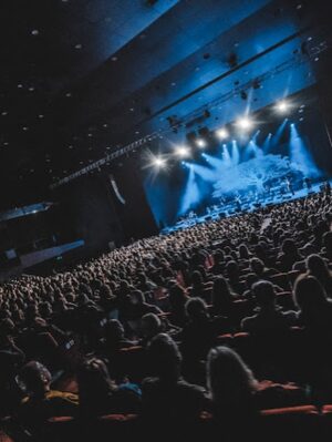 Canan Ergüder Instagram - Birinci fotoğraf dışında diğer fotoğraflar  @seymenkagnicioglu ' na ait. Ama sanırım birincisi dün akşamki konserde hissettiklerimi en perdesiz haliyle yansıtıyor. Çocuklar gibi şendim. Mesleki olarak kendimi her zaman daha fazla geliştirmeye çalıştığım bu yeni yolda yolumun açık olması kendi adıma en çok istediklerimden çünkü çoooook zevkli. Orada olan herkese bu büyüyü bize yaşattıkları için çok teşekkür ederim. Ama en başta çok sevgili @enistesigelmis @firatikisivri ve bütün @barabarofficial 'a son gaz devam etmeme verdikleri destek için yüreğimden teşekkür ediyorum. Bana bu kapıyı açtığınız için sonsuz minnettarım . @serkanpolat.official @tassozgur @sibelaltan @ciihantanriverdii @onuraydemirs