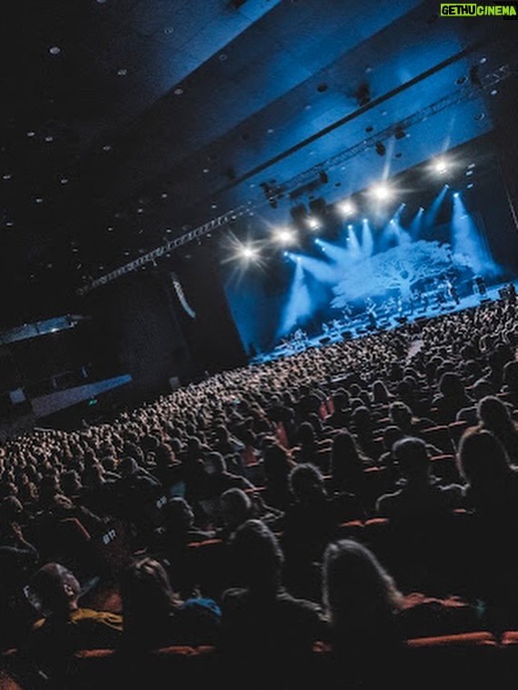 Canan Ergüder - 10.1K Likes - Birinci fotoğraf dışında diğer fotoğraflar  @seymenkagnicioglu ' na ait. Ama sanırım birincisi dün akşamki konserde hissettiklerimi en perdesiz haliyle yansıtıyor. Çocuklar gibi şendim. Mesleki olarak kendimi her zaman daha fazla geliştirmeye çalıştığım bu yeni yolda yolumun açık olması kendi adıma en çok istediklerimden çünkü çoooook zevkli. Orada olan herkese bu büyüyü bize yaşattıkları için çok teşekkür ederim. Ama en başta çok sevgili @enistesigelmis @firatikisivri ve bütün @barabarofficial 'a son gaz devam etmeme verdikleri destek için yüreğimden teşekkür ediyorum. Bana bu kapıyı açtığınız için sonsuz minnettarım . @serkanpolat.official @tassozgur @sibelaltan @ciihantanriverdii @onuraydemirs