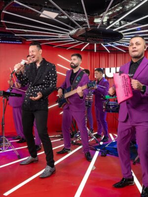 Carina Zampini Instagram - QUÉ NOVELÓN EL VIERNES 🔥 Zampivanez   Castrini, grandes duplas si las hay 🤪 

Y el cierre con @rodrigo_tapari_oficial fue increíble. Todavia no podemos creer todo lo que pasó. Hoy nos vemos! 🩷

📸 @juampisaravifotografia 

#lanovela #luzutv