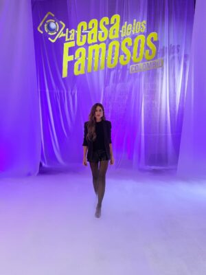 Carla Giraldo Instagram - Volvimos y estamos a otro nivel 🔥😂🧨
TERCERA  TEMPORADA de la casa más famosa!! 
Hagan la tarea y Mencionen  a ese famoso que quisieran ver en @lacasadelosfamososcolombia1 
24/7 por la app @canalrcn 
JUEGA , JUEGA , JUEGA