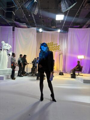 Carla Giraldo Instagram - Volvimos y estamos a otro nivel 🔥😂🧨
TERCERA  TEMPORADA de la casa más famosa!! 
Hagan la tarea y Mencionen  a ese famoso que quisieran ver en @lacasadelosfamososcolombia1 
24/7 por la app @canalrcn 
JUEGA , JUEGA , JUEGA