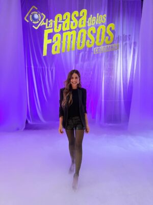 Carla Giraldo Instagram - Volvimos y estamos a otro nivel 🔥😂🧨
TERCERA  TEMPORADA de la casa más famosa!! 
Hagan la tarea y Mencionen  a ese famoso que quisieran ver en @lacasadelosfamososcolombia1 
24/7 por la app @canalrcn 
JUEGA , JUEGA , JUEGA