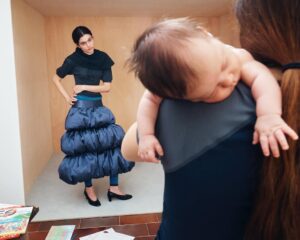 Carlota Guerrero Instagram - The encounters and the tension between the domestic and the work sphere / The image of Paloma raising her daughters and her brand at the same time

Concept and creative direction for Paloma Wool AW25 campaign

Photography @justinleveritt
Styling @emimikareh
Set design @caballo_services
Hmu @iztiarnzang
Production
@eldiadespuesdehoy