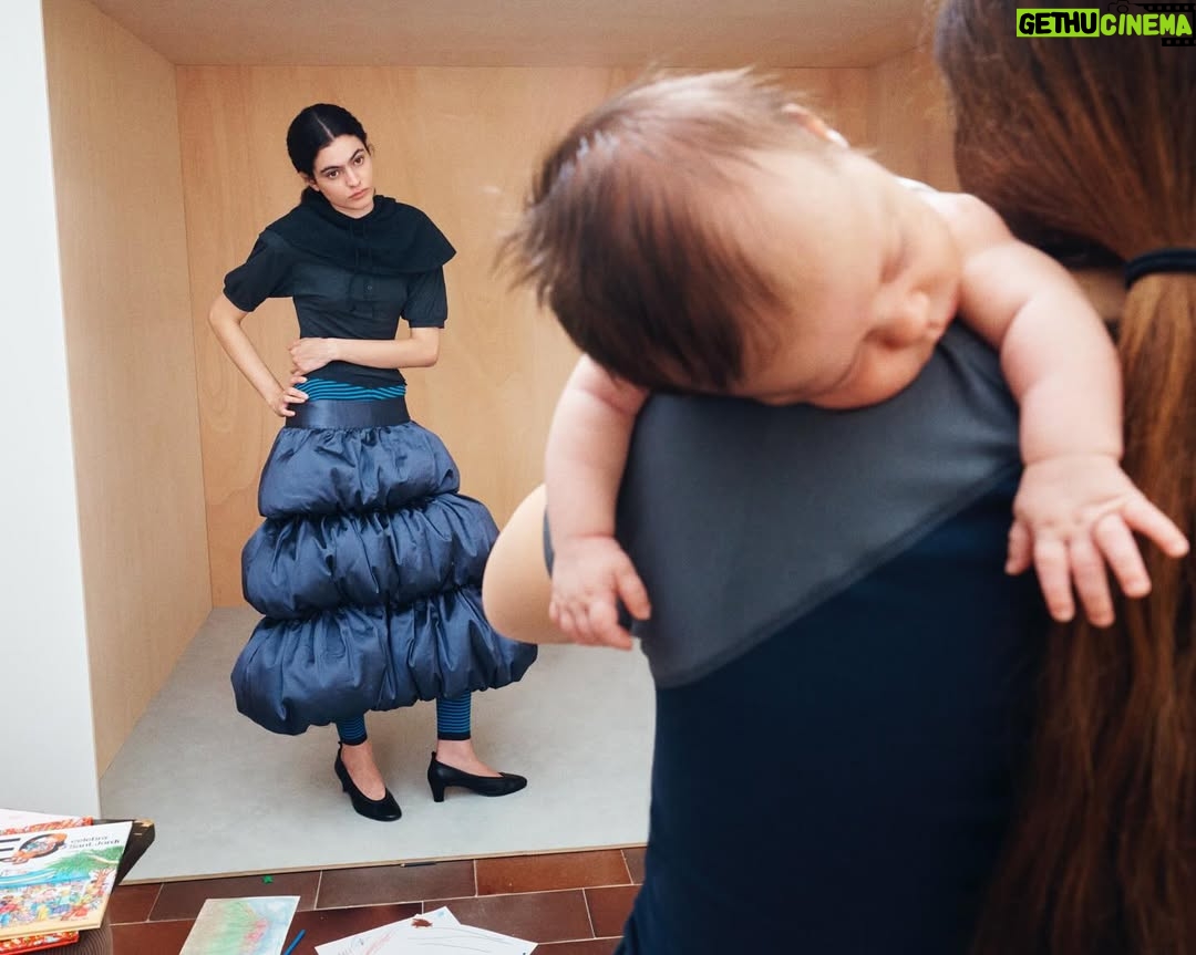Carlota Guerrero - 15.1K Likes - The encounters and the tension between the domestic and the work sphere / The image of Paloma raising her daughters and her brand at the same time

Concept and creative direction for Paloma Wool AW25 campaign

Photography @justinleveritt
Styling @emimikareh
Set design @caballo_services
Hmu @iztiarnzang
Production
@eldiadespuesdehoy