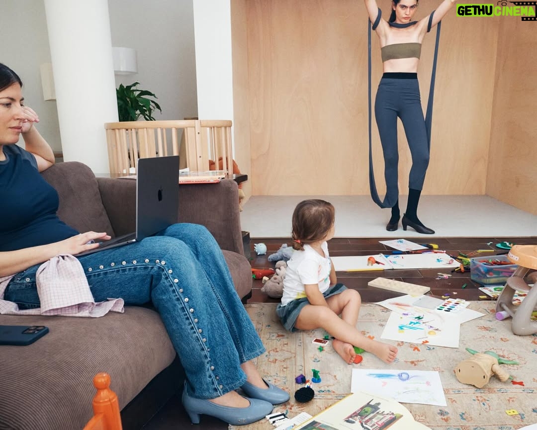 Carlota Guerrero - 15.1K Likes - The encounters and the tension between the domestic and the work sphere / The image of Paloma raising her daughters and her brand at the same time

Concept and creative direction for Paloma Wool AW25 campaign

Photography @justinleveritt
Styling @emimikareh
Set design @caballo_services
Hmu @iztiarnzang
Production
@eldiadespuesdehoy