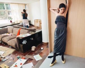 Carlota Guerrero Instagram - The encounters and the tension between the domestic and the work sphere / The image of Paloma raising her daughters and her brand at the same time

Concept and creative direction for Paloma Wool AW25 campaign

Photography @justinleveritt
Styling @emimikareh
Set design @caballo_services
Hmu @iztiarnzang
Production
@eldiadespuesdehoy