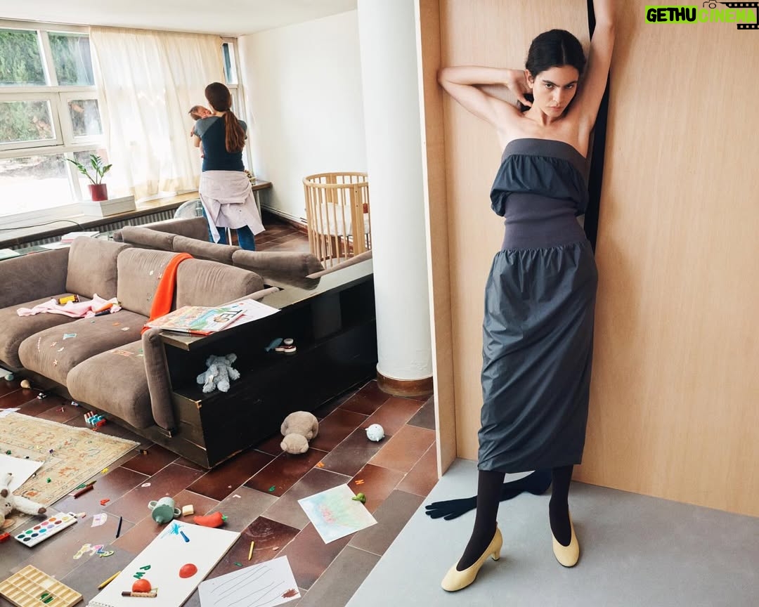 Carlota Guerrero - 15.1K Likes - The encounters and the tension between the domestic and the work sphere / The image of Paloma raising her daughters and her brand at the same time

Concept and creative direction for Paloma Wool AW25 campaign

Photography @justinleveritt
Styling @emimikareh
Set design @caballo_services
Hmu @iztiarnzang
Production
@eldiadespuesdehoy