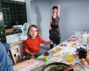 Carlota Guerrero Instagram - The encounters and the tension between the domestic and the work sphere / The image of Paloma raising her daughters and her brand at the same time

Concept and creative direction for Paloma Wool AW25 campaign

Photography @justinleveritt
Styling @emimikareh
Set design @caballo_services
Hmu @iztiarnzang
Production
@eldiadespuesdehoy