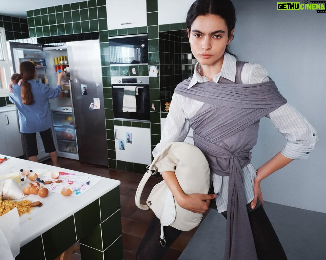 Carlota Guerrero - 15.1K Likes - The encounters and the tension between the domestic and the work sphere / The image of Paloma raising her daughters and her brand at the same time

Concept and creative direction for Paloma Wool AW25 campaign

Photography @justinleveritt
Styling @emimikareh
Set design @caballo_services
Hmu @iztiarnzang
Production
@eldiadespuesdehoy