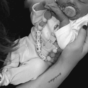 Carly Santos Instagram - O meu avô chamava-se José.
E dizer o nome dele é lembrar-me de casa.
É lembrar-me do seu sorriso fácil e das suas piadas infinitas.
Das mãos cansadas de quem trabalhou uma vida inteira pela família, de quem sofreu muito além daquilo que merecia, mas que, ainda assim, nunca deixou que nos faltasse nada, principalmente o amor.
A minha infância tem o cheiro da presença dele.
Tem a segurança do seu colo, a leveza das suas brincadeiras, o tempo que nunca faltou para mim.
Faz sete anos que ele partiu.
E a saudade… essa nunca aprende a ir embora.
Mas hoje, o nome dele continua vivo. Já não apenas na memória,
vive agora noutro coração.
Porque há amores que merecem eternidade. Porque tudo o que eu sou carrega um pouco dele, e agora tudo o que tu serás também carregará.
Ele é o meu anjinho da guarda. Aliás, é o de toda a família.
E agora é o teu também. Sei que ele te protegerá de tudo aquilo que eu não conseguir.
Meu querido José Maria 🤍 és realmente um anjinho na terra.
És a certeza de que algumas pessoas nunca partem. Apenas encontram outra forma de ficar
