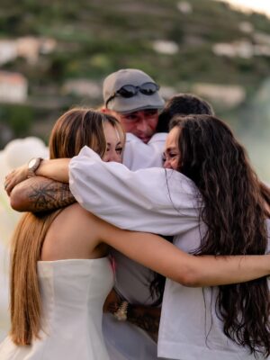 Carly Santos Instagram - Não sei quando é que o tempo começou a passar tão depressa mas o bebé mais desejado e amado do mundo está quase aqui!!!! Tens a melhor família do mundo à tua espera meu amorzinho 🥹💚