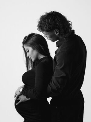 Carly Santos Instagram - Amor sem descrição, explicação ou razão…🤰🦋
Quando dois se tornam três ❤️
📸 @afonsodbatista